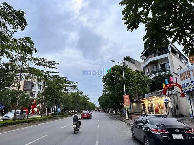 Chủ ngất - Hạ 12 tỷ - Bán đất mặt phố Cổ Linh - Lô góc - view hồ
