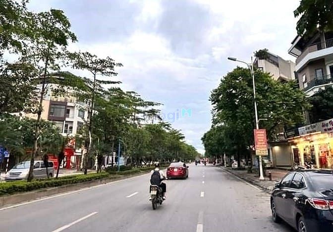 HOT! NHẤT! 36m2 đất MP Cổ Linh, MT4.8m, mặt sau ô tô, chỉ 9.9 tỷ.