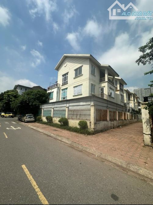 Hiếm!! 31 TỶ, Biệt thự KĐT Tây Mỗ 222m^2, lô góc 3 mặt thoáng. Vừa ở vừa KD, ô tô vào nhà.