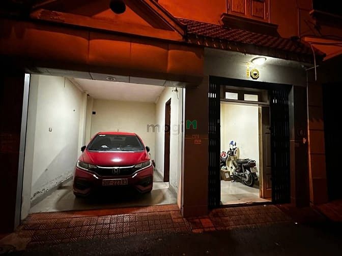Bán nhà Phân lô - SÁT phố - Trần Quốc Hoàn