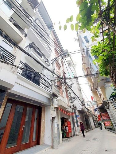 Bán nhà CV Hòa Bình, dt 51m, 7 tầng, thang máy nhà mới, ngõ thông oto.