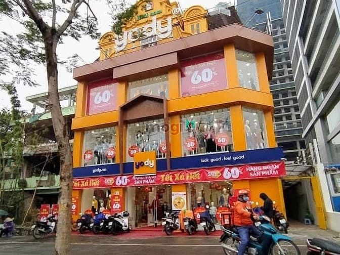 Cho thuê nhà mặt phố Nguyễn Văn Cừ, DT 170m2x3 tầng, MT 8m, Giá 140tr