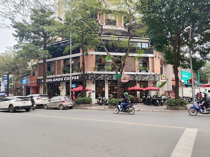 Cho thuê nhà mặt phố Chùa Láng, DT 70m2x3 tầng, MT 15m, Giá 130tr