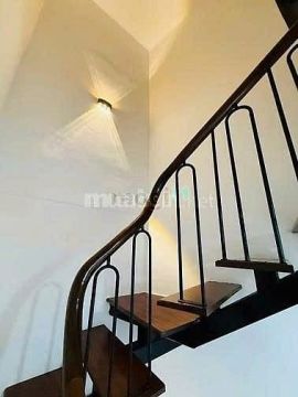 Cho thuê nhà mặt ngõ phố Đội Cấn, phường Ngọc Hà.