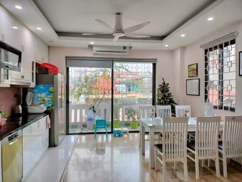 Cho thuê gấp căn hộ Toà 24T2 Trung hoà Nhân Chính, nhà đẹp, 120m2
