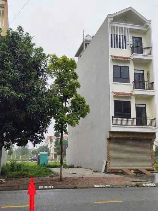 Do tình hình lãi suất ngân hàng cao quá gia đình em không gồng nổi lãi nữa muốn nhượng lại lô đất...