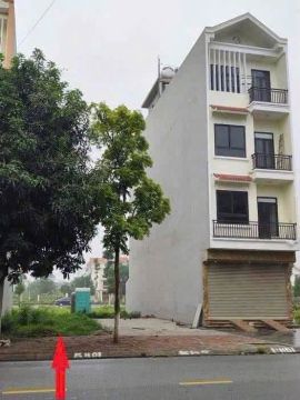 Do tình hình lãi suất ngân hàng cao quá gia đình em không gồng nổi lãi nữa muốn nhượng lại lô đất...