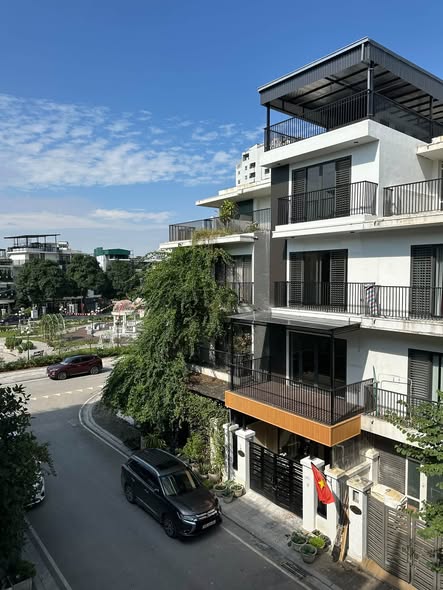 Chính chủ em rao bán căn nhà biệt thự liền kề The Eden Rose, Nguyễn Xiển với diện tích là 86m. Nh...