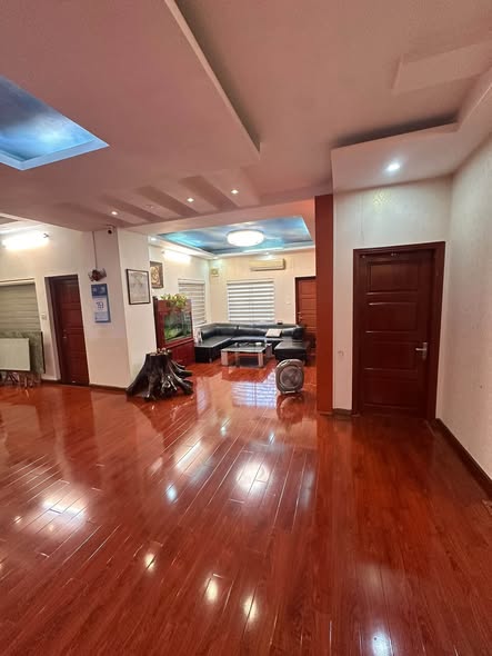 Chính chủ cần bán căn hộ cc Vũ Phạm Hàm Yên Hoà dt 186m 3 ngủ 3 wc,có thể cải tạo thành 4 ngủ,ful...