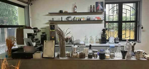 Sang nhượng Quán cafe ngõ Thái Hà, sau toà nhà VPBank, đối diện rạp chiếu phim quốc gia