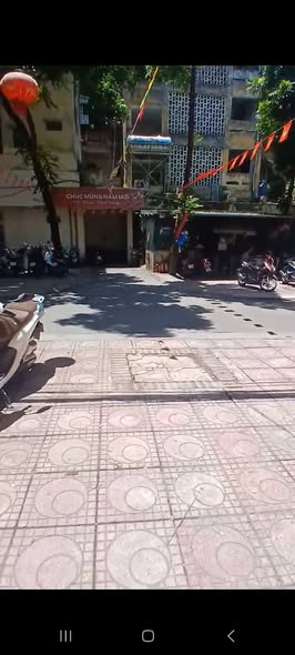 Cho thuê mặt bằng phố Huỳnh Thúc Kháng - Đống Đa, Kinh doanh sầm uất, vỉa hè rộng