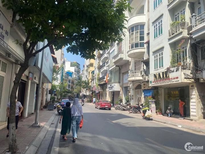 Mặt phố Phó Đức Chính - khu tấp nập giáp ranh 3 quận Ba Đình, Hoàn Kiếm, Tây Hồ