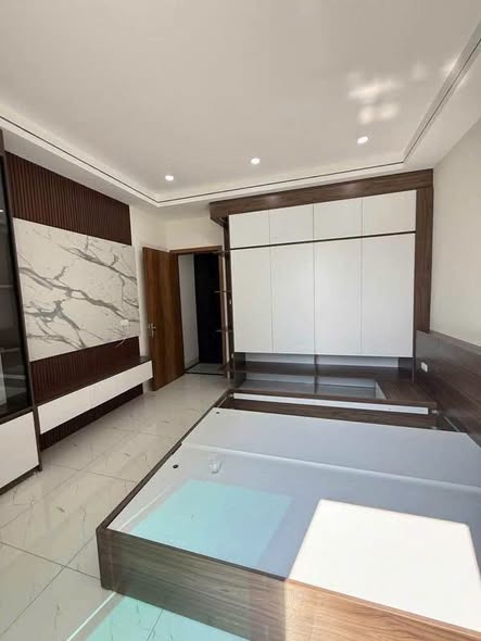 NHÀ MỚI TINH – THANG MÁY – GẦN PHỐ