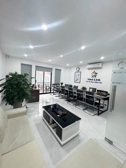 Cho thuê sàn văn phòng mặt phố Trần Bình-Mỹ đình ( đã dán kính mờ ở cửa và lắp sẵn rèm)