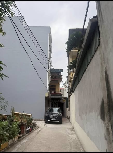 BÁN GẤP NHÀ 40M GIÁ 30M TẠI THẠCH BÀN 5 TẦNG OTO ĐỖ CỬA ~ 6 TỶ