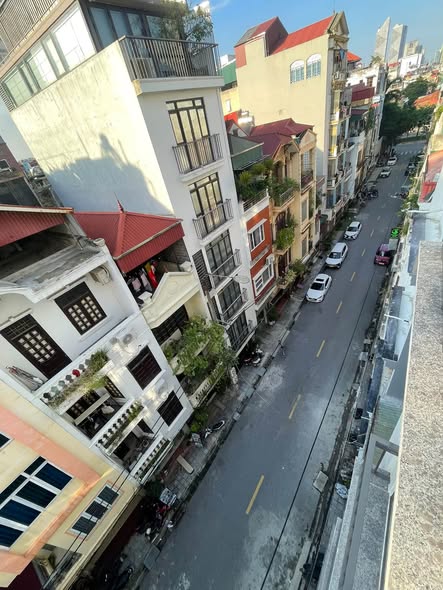 Sàn tầng 4, có thang máy, giá 5.5 triệu.