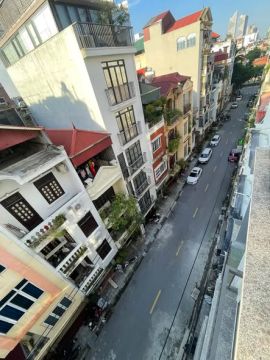 Sàn tầng 4, có thang máy, giá 5.5 triệu.