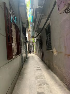 Chị Hoa cần bán căn nhà tại phố Tân Mai, quận Hoàng Mai để chuyển đổi chỗ ở. Ngõ trước nhà thông ...