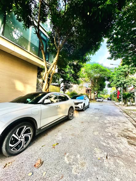Đội Cấn Linh Lang ,Giá 7.3 tỷ, dt 31m x 3 tầng x mặt tiền 4.4m , cách một đoạn ra mặt phố