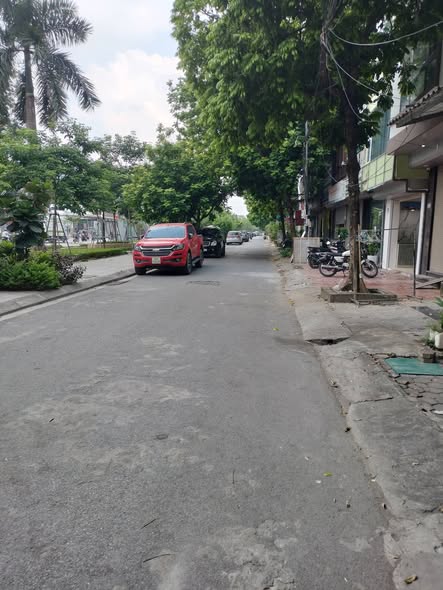 Cho thuê nguyên căn MẶT PHỐ LÊ TRỌNG TẤN vừa ở vừa kinh doanh 50m2, giá 14tr/tháng.