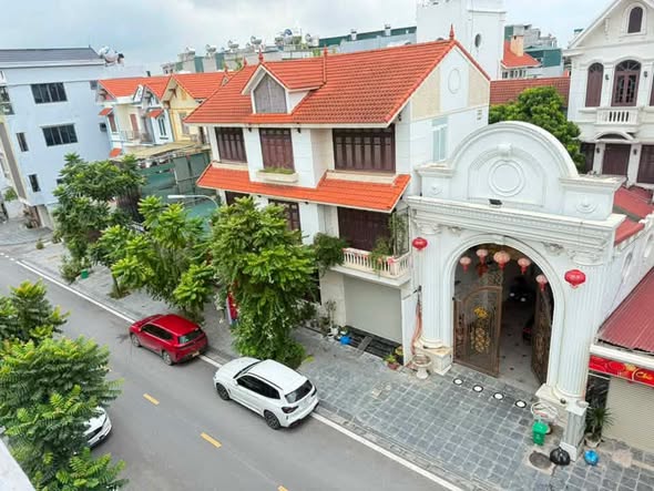 DUY NHẤT BIỆT THỰ HỒ TÂY S = 750m2, Mặt Đường 3 Ô Tô Tránh, Kinh Doanh Sầm Uất, Nội Thất Xịn Sò -...